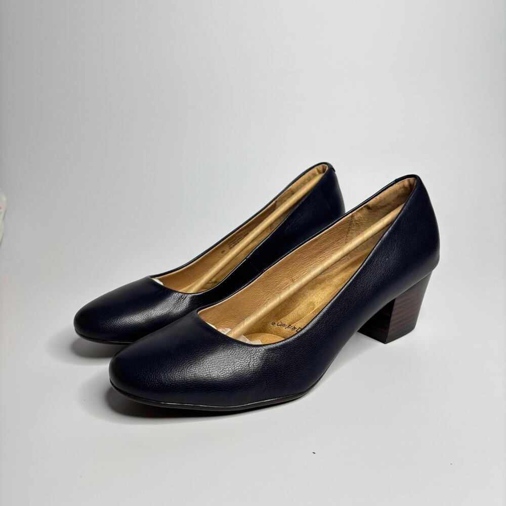 Sofft Lindon Leather Pumps in Navy